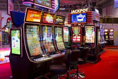ayam Lucky Twins live dealer interface on mobile phone